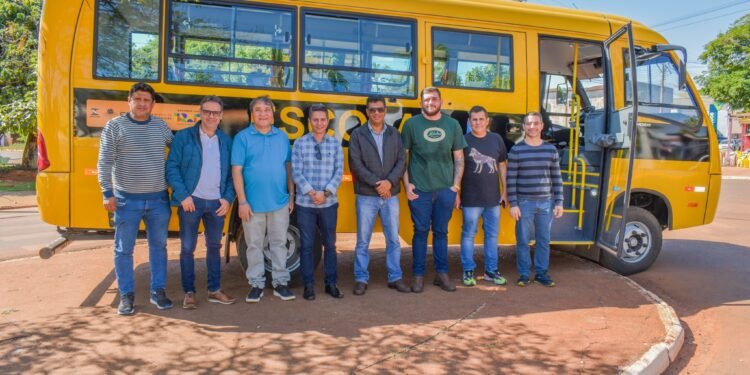 Selvíria recebe novo ônibus escolar