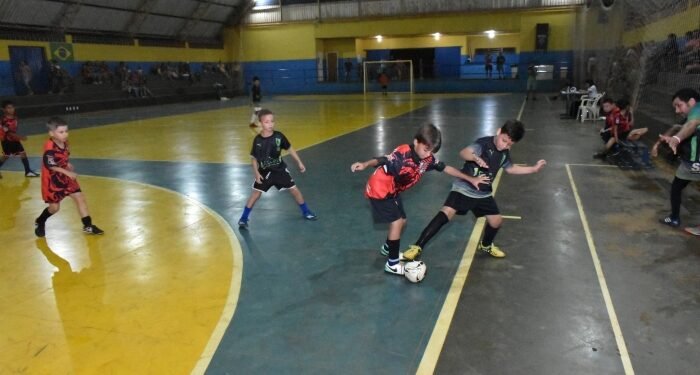 Final do campeonato com alunos da escolinha de futsal de Selvíria será disputada na segunda