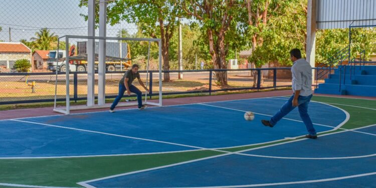 Véstia ganha quadra coberta com arquibancada