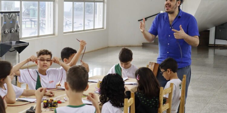 Estudantes de Ilha Solteira aprendem brincando em oficina de cinema